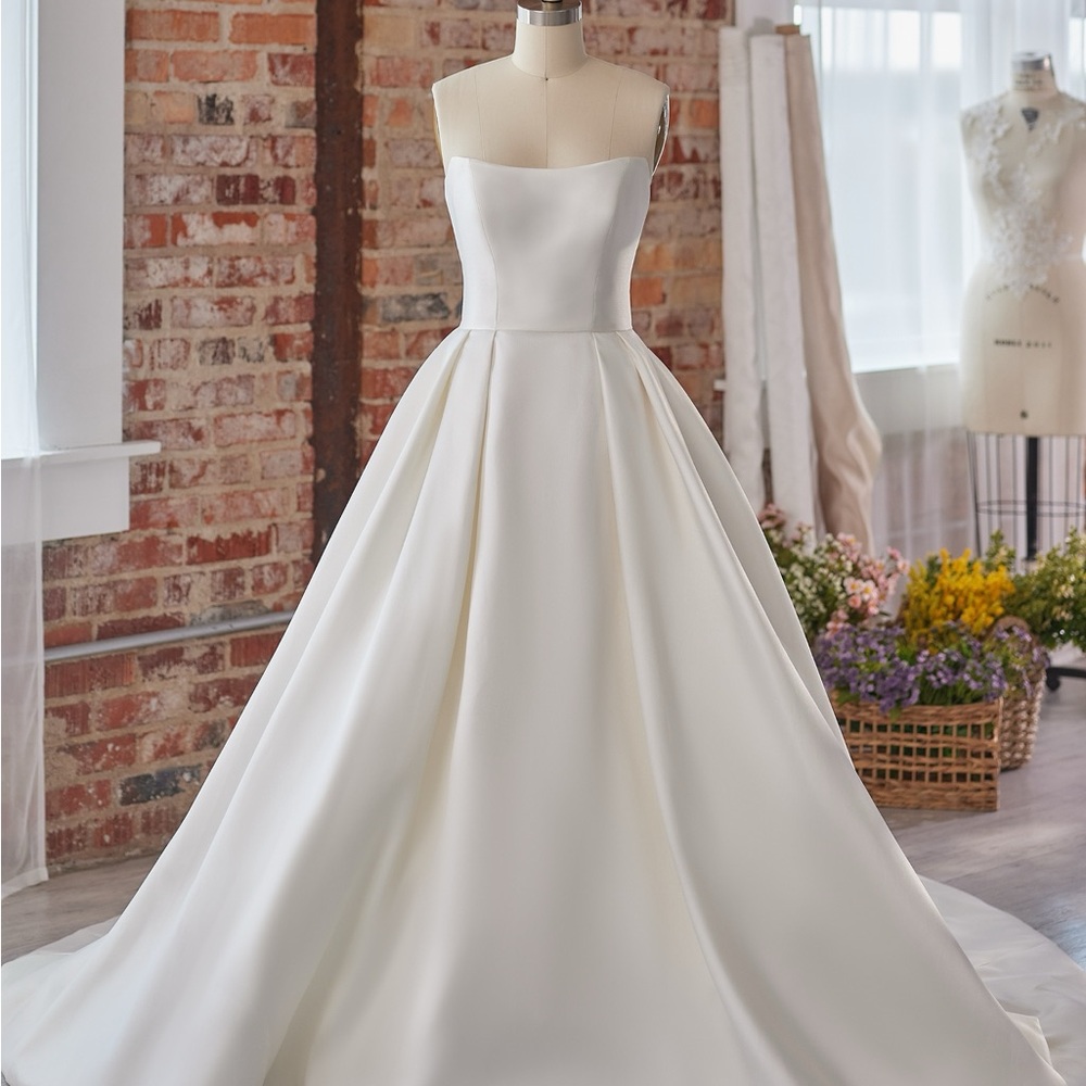 Maggie Sottero Elegant White Wedding Dress in Ivory